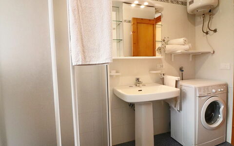 Cecilia: Flooring, Armatur, Bad Sink, Fussboden, Sinken, Interior Design, Badezimmer, Zapfhahn, Zimmer, Installation