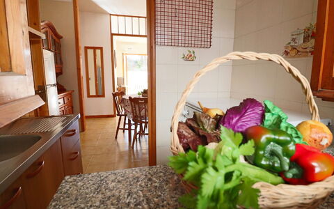 Cecilia: Holz, Küche, Countertop, Interior Design, Möbel, Küchengerät, Zimmer, Holzbeize, Cabinetry, Natural Foods