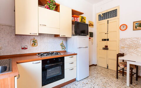 Milena: Major Appliance, Küchengerät, Küche, Holz, Flooring, Interior Design, Fussboden, Countertop, Cabinetry, Haushaltsgerät
