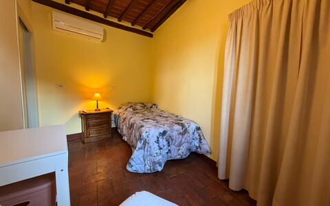 Terrazzino Margherita: Bett, Fussboden, Flooring, Schlafzimmer, Wand, Interior Design, Bettdecke, Holz, Bedding, Möbel