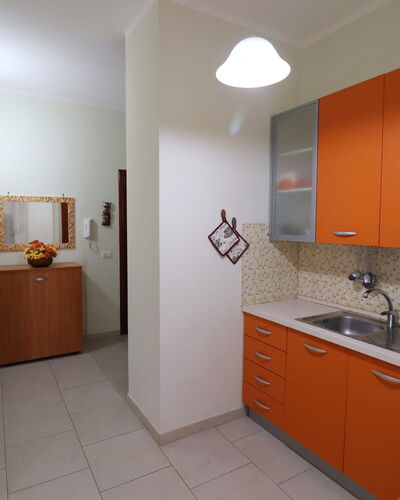 Lucia: Küche, Countertop, Flooring, Holz, Küchengerät, Major Appliance, Interior Design, Cabinetry, Fussboden, Möbel
