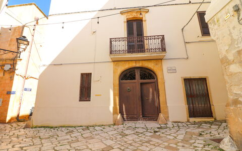 Penelope'S House Centro Storico: Wand, Tür, Die Architektur, Home Door, Gips, Balkon, Schatten, Treppe