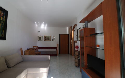 Noemi'S House in Otranto: Flooring, Möbel, Fussboden, Interior Design, Holz, Couch, Wohnzimmer, Zimmer, Decke, Beleuchtung