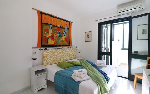 Noemi'S House in Otranto: Möbel, Interior Design, Schlafzimmer, Wand, Bett, Fussboden, Flooring, Holz, Bettdecke, Decke