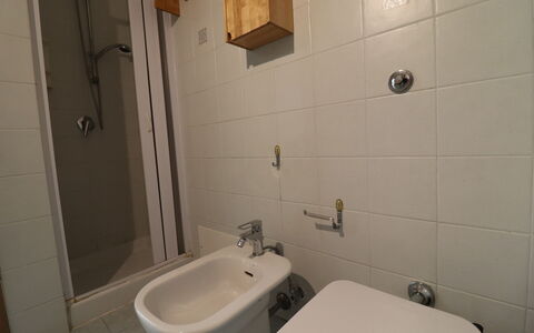 Noemi'S House in Otranto: Badezimmer, Armatur, Bad Sink, Sinken, Flooring, Fussboden, Zapfhahn, Installation, Toilleten Sitz, Toilette