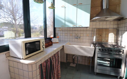 Noemi'S House in Otranto: Küche, Countertop, Herd, Interior Design, Küchengerät, Flooring, Major Appliance, Gasherd, Herd, Fussboden