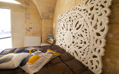 Coclea Heritage Suites: Schlafzimmer, Bedding, Bettdecke, Linens, Bett, Bettrahmen, Kissen, Holzbeize, Design, Dekokissen