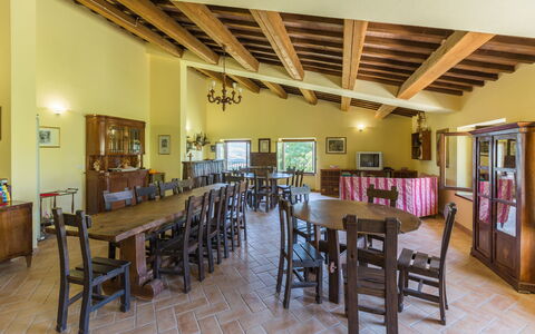Villa Felice, Private Pool and Hills: Möbel, Holz, Flooring, Tabelle, Interior Design, Decke, Stuhl, Küche & Esszimmer Tisch, Zimmer, Esszimmer