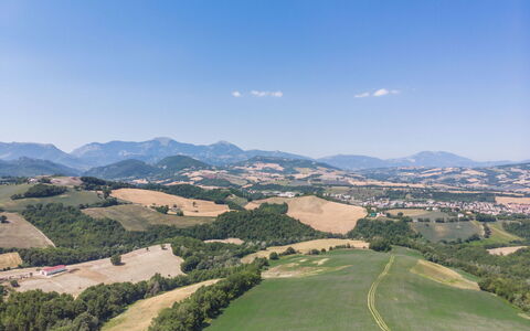 Villa Felice, Private Pool and Hills: Bergforms, Grün, Hügel, Natürliche Landschaft, Wiese, Berg, Hochland, Ökoregion, Landschaft, Horizont