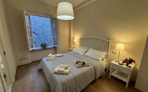 Casa Anna 13: Schlafzimmer, Möbel, Bett, Bettdecke, Fussboden, Bedding, Bettrahmen, Decke, Interior Design, Zimmer
