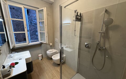 Casa Anna 13: Badezimmer, Armatur, Flooring, Fussboden, Interior Design, Badewanne, Installation, Zapfhahn, Toilette, Sinken
