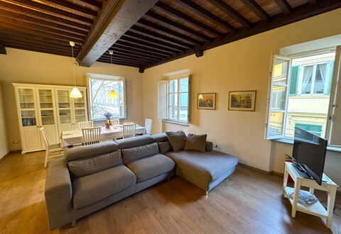 Casa Anna 13: Möbel, Interior Design, Flooring, Couch, Fussboden, Holz, Decke, Zimmer, Wohnzimmer, Tabelle
