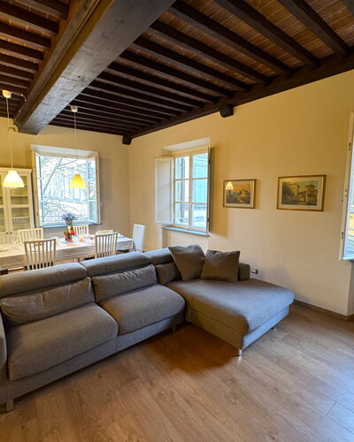 Casa Anna 13: Möbel, Interior Design, Flooring, Couch, Fussboden, Holz, Decke, Zimmer, Wohnzimmer, Tabelle