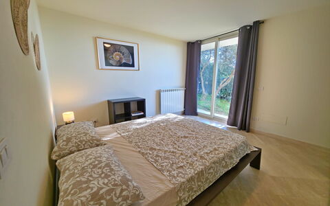 Appartamento Botrici: Bett, Interior Design, Schlafzimmer, Fussboden, Flooring, Möbel, Wand, Bettdecke, Bedding, Holz
