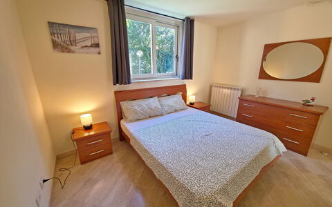 Appartamento Botrici: Bett, Schlafzimmer, Möbel, Holz, Bettdecke, Bedding, Flooring, Fussboden, Interior Design, Zimmer