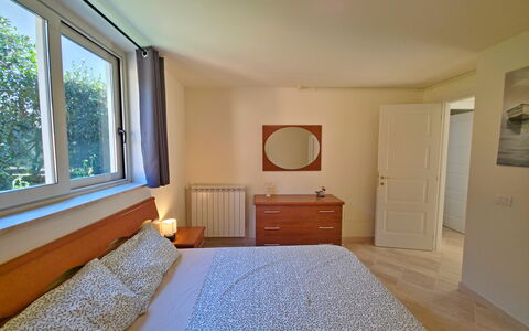 Appartamento Botrici: Bett, Möbel, Interior Design, Schlafzimmer, Holz, Flooring, Fussboden, Decke, Zimmer, Bettdecke