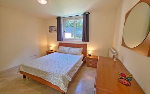 Appartamento Botrici: Möbel, Holz, Bett, Flooring, Schlafzimmer, Fussboden, Interior Design, Zimmer, Decke, Bettdecke