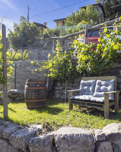 Valtellina 645: Steinwand, Blumentopf, Garten, Zimmerpflanze, Flagstone, Landscaping, Gartenmöbel, Schatten, Hinterhof