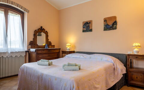 Il Giuncheto, Pool, Amazing View, Umbrian Countrys: Bett, Möbel, Schlafzimmer, Bedding, Interior Design, Bettdecke, Wand, Holz, Linens, Zimmer
