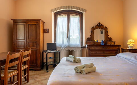 Il Giuncheto, Pool, Amazing View, Umbrian Countrys: Wand, Möbel, Interior Design, Zimmer, Flooring, Beleuchtung, Fussboden, Decke, Schlafzimmer, Tür