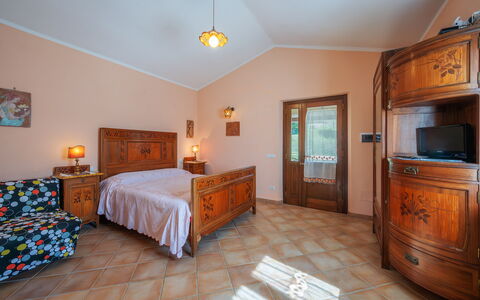 Il Giuncheto, Pool, Amazing View, Umbrian Countrys: Möbel, Interior Design, Flooring, Fussboden, Decke, Holz, Bett, Schlafzimmer, Cabinetry, Zimmer