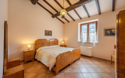 Il Giuncheto Apartments, Pool, Umbrian Countryside: Bett, Möbel, Schlafzimmer, Interior Design, Wand, Bettdecke, Bedding, Holz, Decke, Zimmer