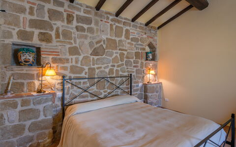 Il Giuncheto Apartments, Pool, Umbrian Countryside: Möbel, Wand, Interior Design, Bett, Schlafzimmer, Decke, Fussboden, Flooring, Beleuchtung, Zimmer