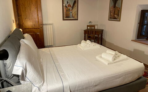 Borgo Antico, Pool, Barberino del Mugello: Schlafzimmer, Bett, Holz, Bettdecke, Bedding, Möbel, Interior Design, Bettrahmen, Zimmer, Fussboden