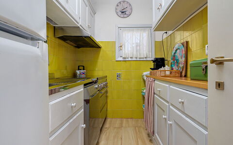 Residenza Rudalza: Küche, Küchengerät, Major Appliance, Gelb, Interior Design, Flooring, Countertop, Cabinetry, Fussboden, Zimmer