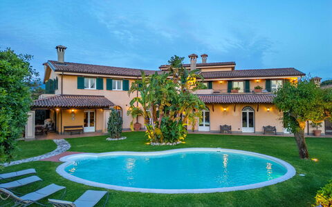 Villa Polistena: Schwimmbad, Resort, Estate, Zuhause, Eco Hotel, Hazienda, Villa, Rasen, Garten, Villa