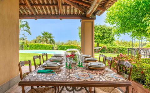 Villa Polistena: Resort, Garten, Eco Hotel, Stuhl, Hazienda, Estate, Schatten, Hinterhof, Landscaping, Bauernhaus