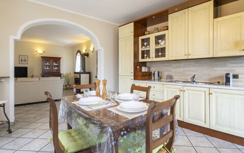 Dimora Lali: Möbel, Interior Design, Flooring, Cabinetry, Countertop, Holz, Küche, Decke, Fussboden, Zimmer