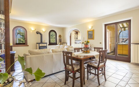 Dimora Lali: Möbel, Interior Design, Flooring, Decke, Tabelle, Fussboden, Zimmer, Esszimmer, Beleuchtung, Küche & Esszimmer Tisch