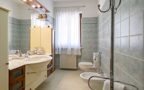 Dimora Lali: Armatur, Flooring, Bad Sink, Interior Design, Sinken, Badezimmer, Fussboden, Zapfhahn, Installation, Beleuchtung