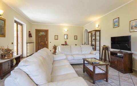 Dimora Lali: Möbel, Interior Design, Flooring, Couch, Fussboden, Holz, Decke, Zimmer, Wohnzimmer, Tabelle