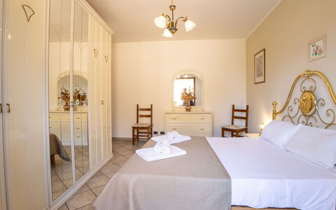 Dimora Lali: Möbel, Flooring, Interior Design, Fussboden, Decke, Schlafzimmer, Zimmer, Bett, Wohnung, Tabelle