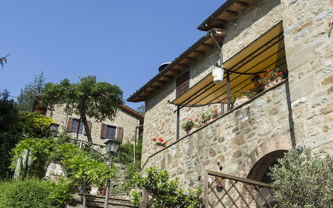 Villa Essiccatoio: Wand, Blumentopf, Steinwand, Flagstone, Zimmerpflanze, Cobblestone, Backstein, Auffahrt, Treppe, Balkon