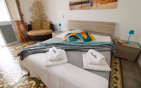 Kyma'S House: Möbel, Schlafzimmer, Fussboden, Bett, Flooring, Textil, Linens, Interior Design, Bettdecke, Bedding