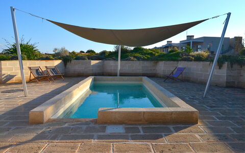 Villa Carovi: Schwimmbad, Verbundwerkstoff, Schatten, Flagstone, Beton, Gartenmöbel, Fliese, Landscaping, Hinterhof, Hof