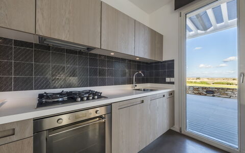 Villa Carovi: Küche, Countertop, Flooring, Major Appliance, Cabinetry, Küchengerät, Decke, Fliese, Herd
