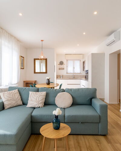 Lago di Luce: Möbel, Interior Design, Flooring, Couch, Fussboden, Zimmer, Wand, Tabelle, Holz, Wohnzimmer