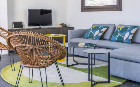 Villa Stornella: Möbel, Interior Design, Stuhl, Tabelle, Holz, Flooring, Fussboden, Couch, Wohnzimmer, Kaffetisch