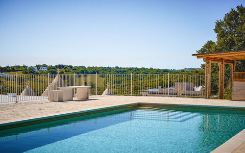 Trullo Emmebi Vista Valle D'Itria: Blau, Schwimmbad, Gartenmöbel, Verbundwerkstoff, Resort, Schatten, Eco Hotel, Deck, Sonnenliege, Stuhl