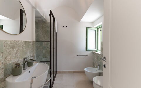 Trullo Miravista Valle D'Itria: Wand, Flooring, Interior Design, Armatur, Fussboden, Decke, Badezimmer, Beleuchtung, Bad Sink, Zapfhahn