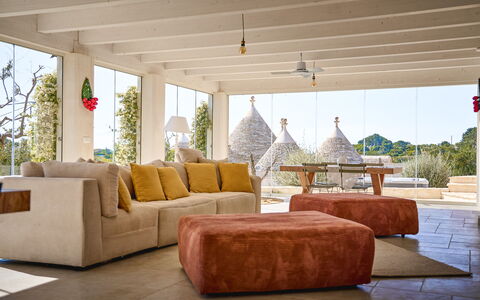 Trullo Emmebi Vista Valle D'Itria: Möbel, Couch, Holz, Interior Design, Fussboden, Flooring, Wohnzimmer, Zuhause, Stuhl