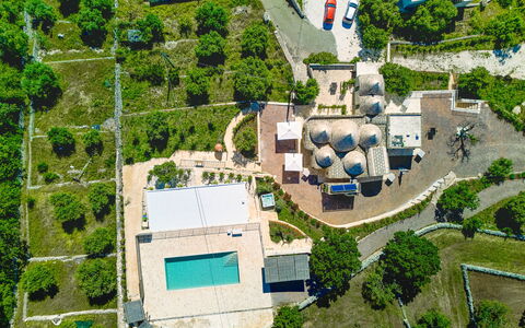 Trullo Miravista Valle D'Itria: Schwimmbad, Vogelperspektive, Luftaufnahmen, Wohngebiet, Landschaft, Resort, Urban Design, Estate, Landscaping, Vorort