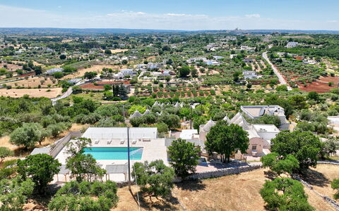 Trullo Miravista Valle D'Itria: Baum, Wohngebiet, Landschaft, Vogelperspektive, Luftaufnahmen, Estate, Vorort, Landscaping, Schwimmbad