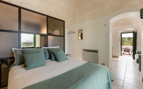 Trullo Miravista Valle D'Itria: Wand, Möbel, Interior Design, Flooring, Decke, Beleuchtung, Fussboden, Schlafzimmer, Bett, Stuhl