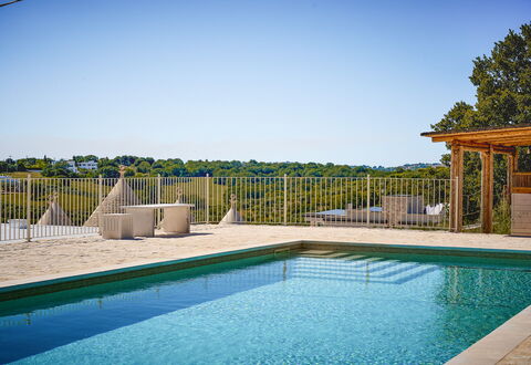 Trullo Emmebi Vista Valle D'Itria: Blau, Schwimmbad, Gartenmöbel, Verbundwerkstoff, Resort, Schatten, Eco Hotel, Deck, Sonnenliege, Stuhl