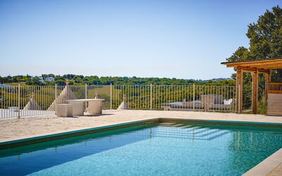 Trullo Emmebi Vista Valle D'Itria: Blau, Schwimmbad, Gartenmöbel, Verbundwerkstoff, Resort, Schatten, Eco Hotel, Deck, Sonnenliege, Stuhl